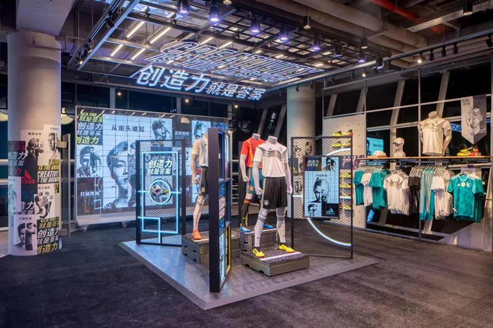 Adidas · Retail Study — Foto Portofolio · 3